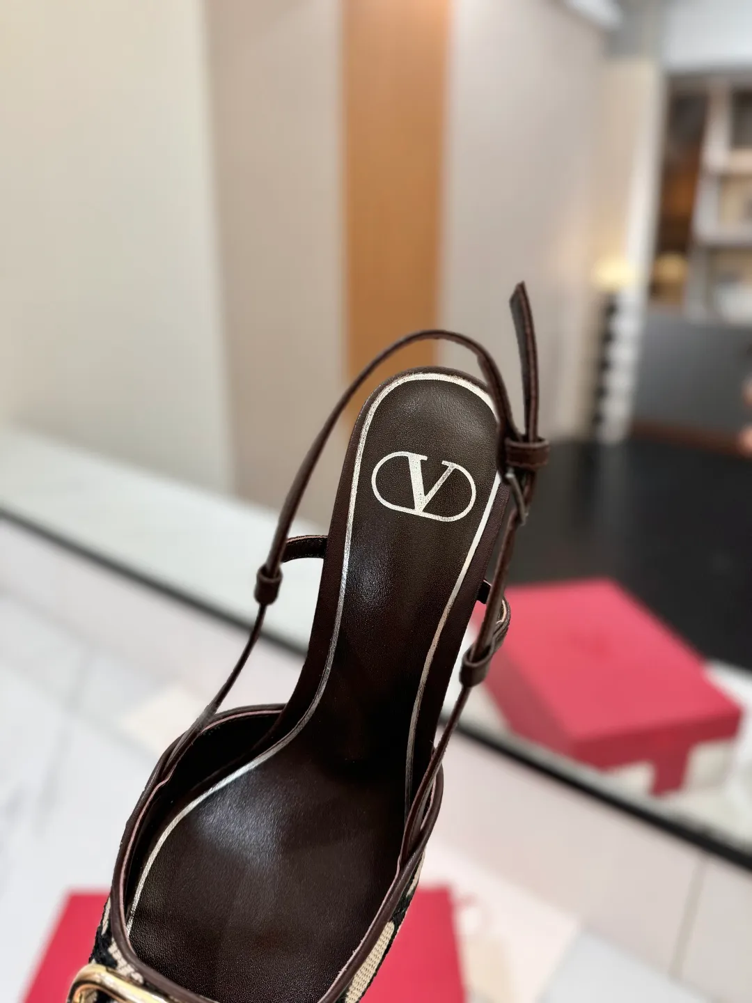 👟👟Ex-factory price 520👟👟 Valentino VALENTINO's latest Valentino GaravaniV logo slingback high heels, with VLogo Signature decoration - Platinum tone VLogoSignature decoration ♡Elegant style, creating a different feeling! ♡It is an indispensable shoe in your shoe cabinet! ♡Simple temperament style, the highest version on the market♡ ◆ Material: Woolen cloth material◆ ◆ Lining and feet: imported goatskin◆ ◆ Outsole: Italian genuine leather outsole ◆ ◆ Heel height: ❽𝙘𝙢 ◆ ♡ show bdetails ♡ ———————————— ◢size. |35-39 (34.40 41 42 customized)◣